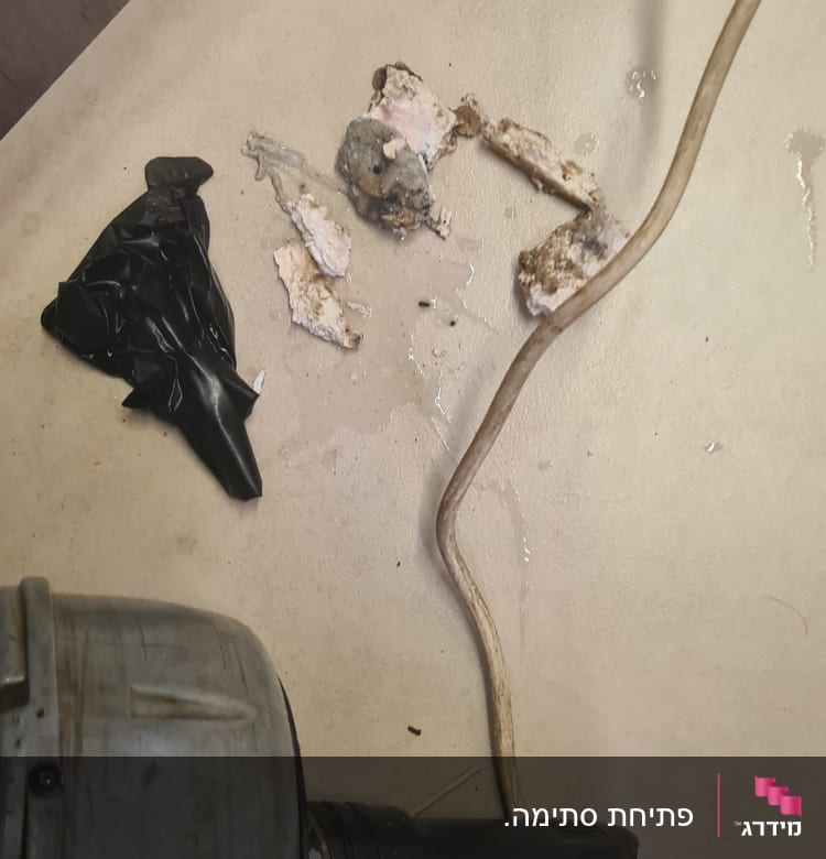 כלי עבודה של אינסטלטור על רצפה עם לכלוך